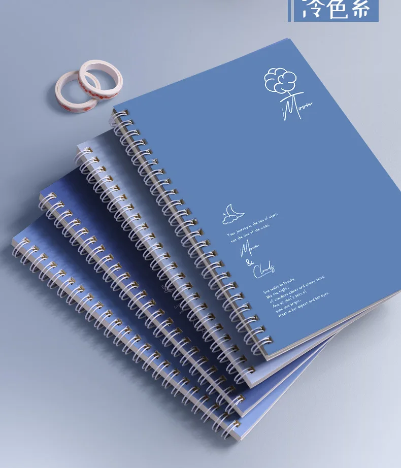 Los cuatro cuadernos de colores retro dispuestos en paralelo