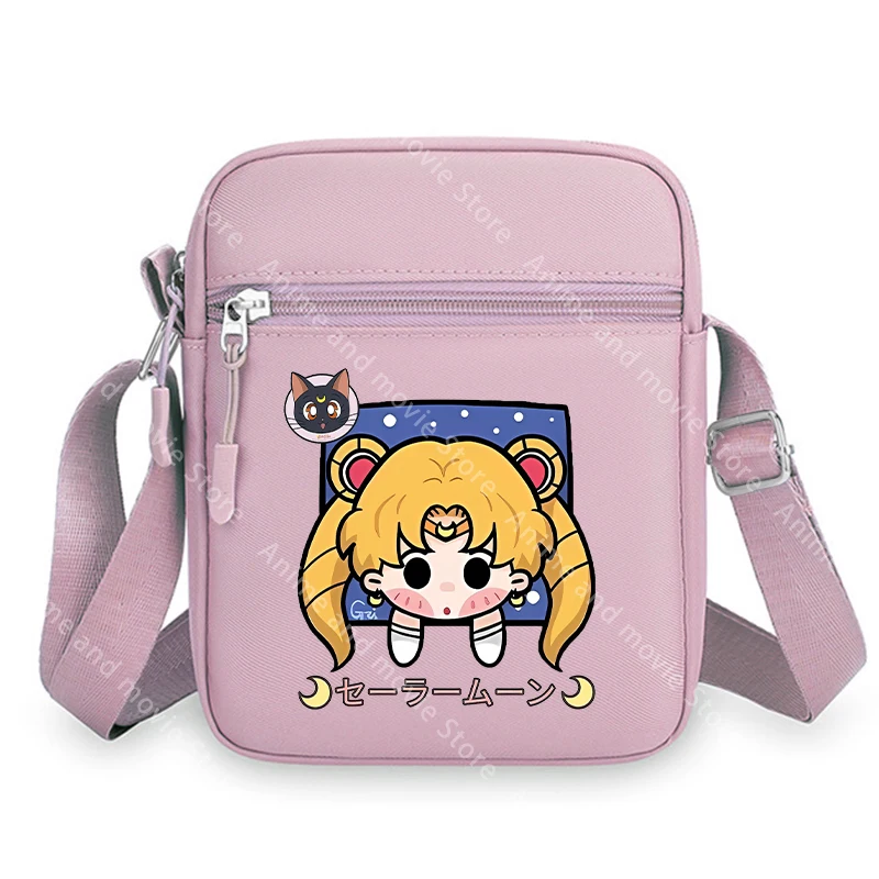 Bolso Sailor Moon Bandai en mano