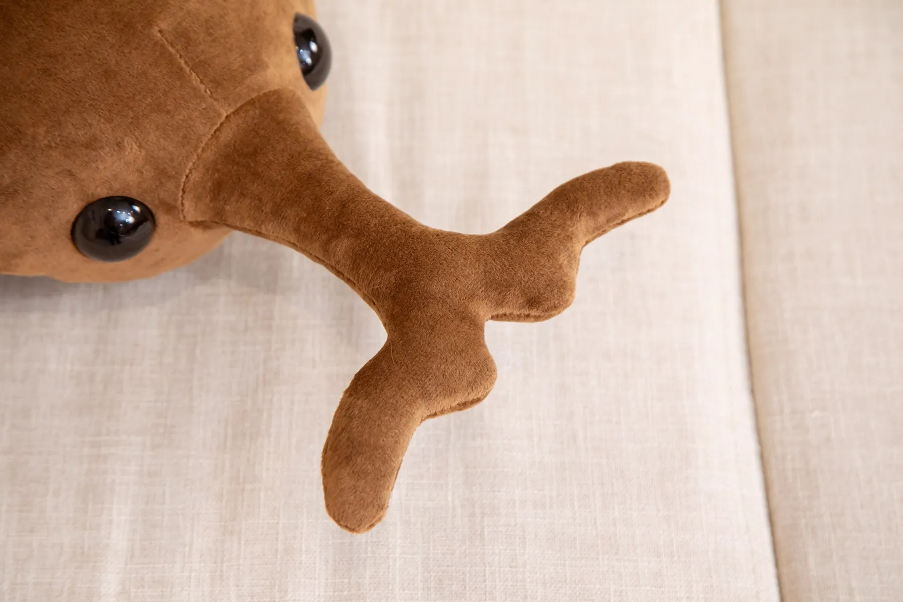 Isópodo de peluche con cuerpo segmentado y acabado en felpa