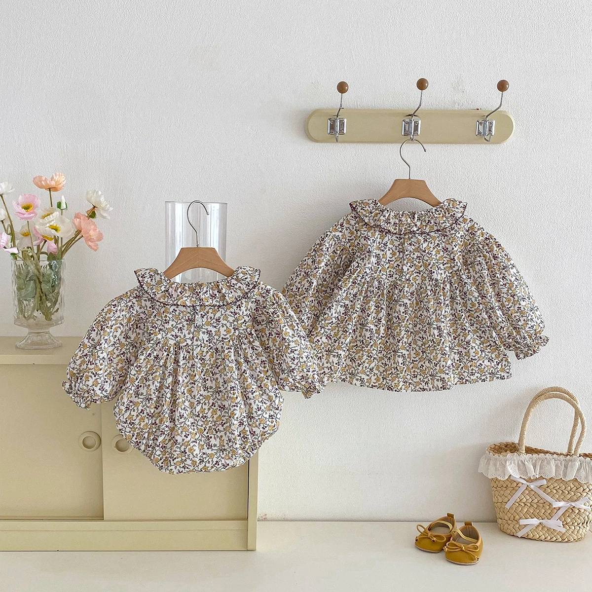 Blusa floral con cuello de encaje para niñas