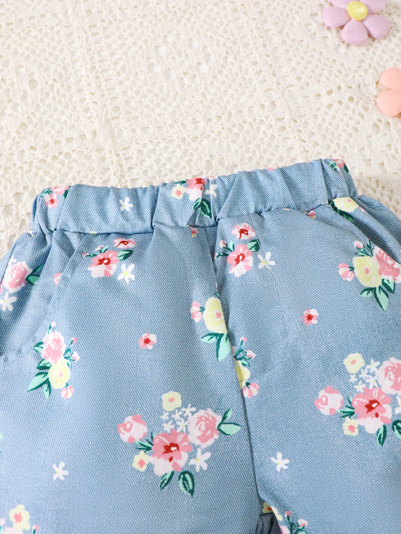 Conjunto niña floral: camisa con volantes y pantalón corto bebé