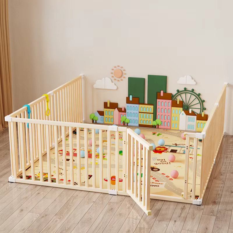 Parque infantil con valla y estera – Zona segura para niños pequeños - imagen 2