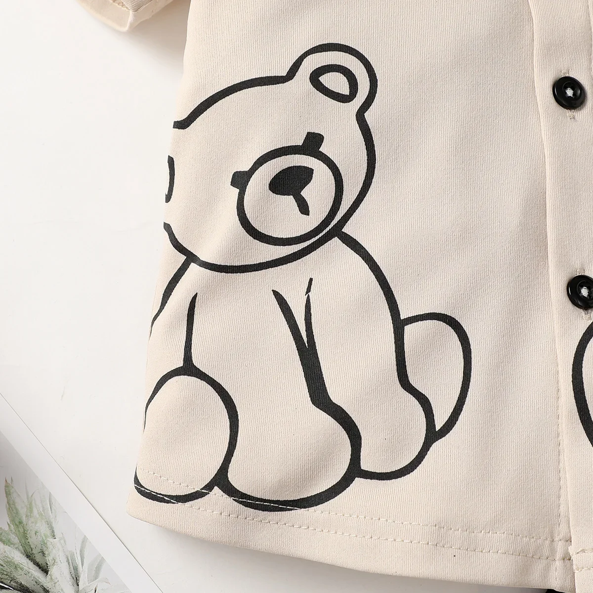 Conjunto infantil oso estampado: top y shorts con botones para fiesta - imagen 2