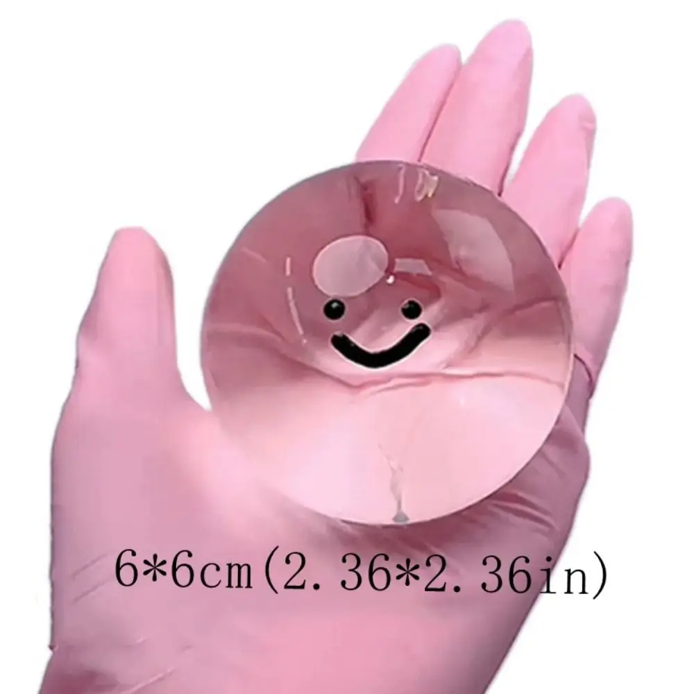 Bola de cristal TPR en mano mostrando su transparencia