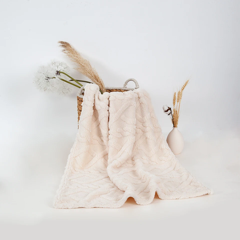 Manta HOUSBAY en beige con textura de terciopelo Coral