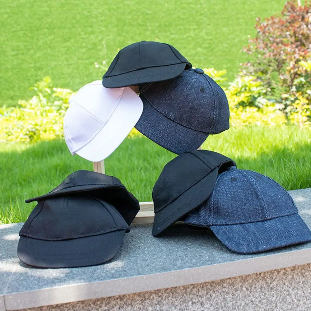 Gorra de béisbol en miniatura sobre muñeca coleccionable
