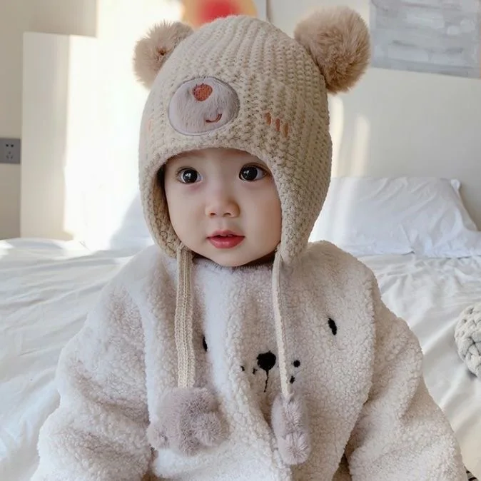 Gorro de bebé tejido en tonos neutros con orejeras