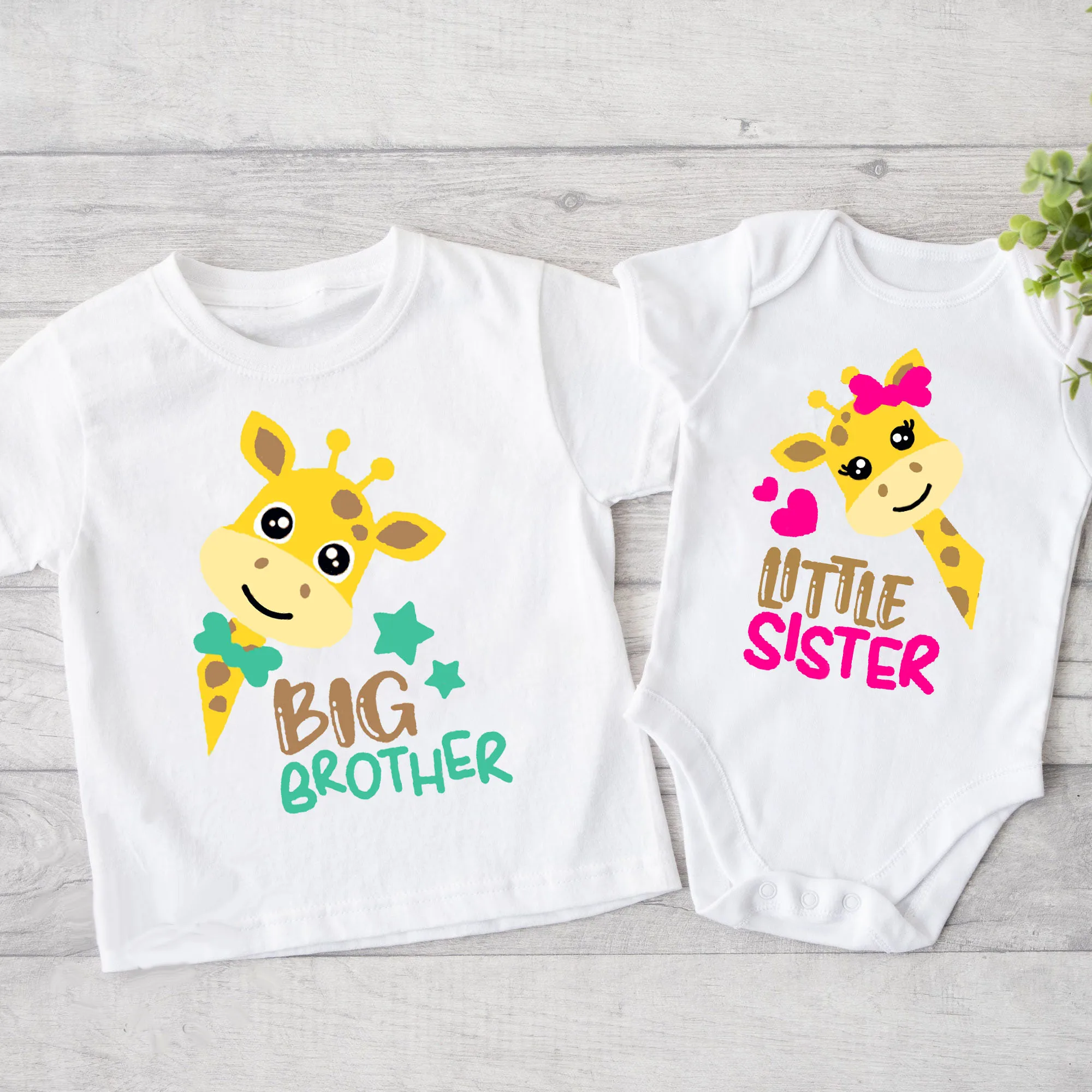 Conjunto familiar con camiseta jirafa para hermana mayor y hermano