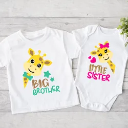 Conjunto familiar con camiseta jirafa para hermana mayor y hermano
