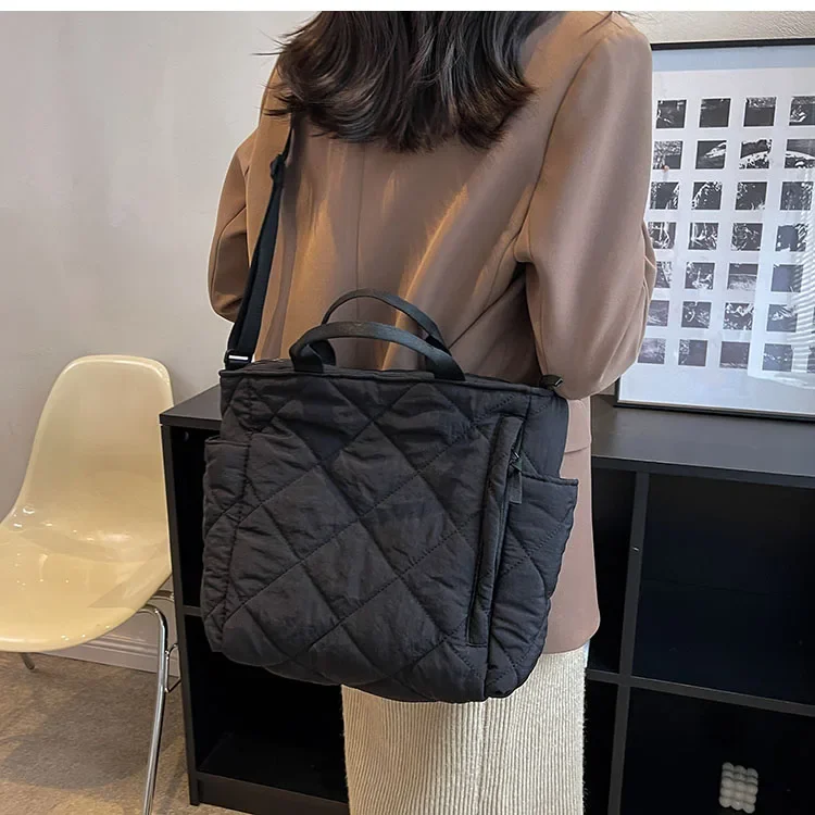 Compartimentos internos del bolso de maternidad con bolsillos frontal y lateral