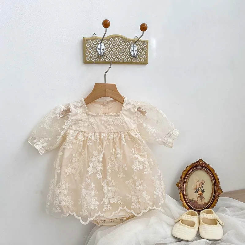Conjunto veraniego para bebé: falda bordada y pelele de manga abombada
