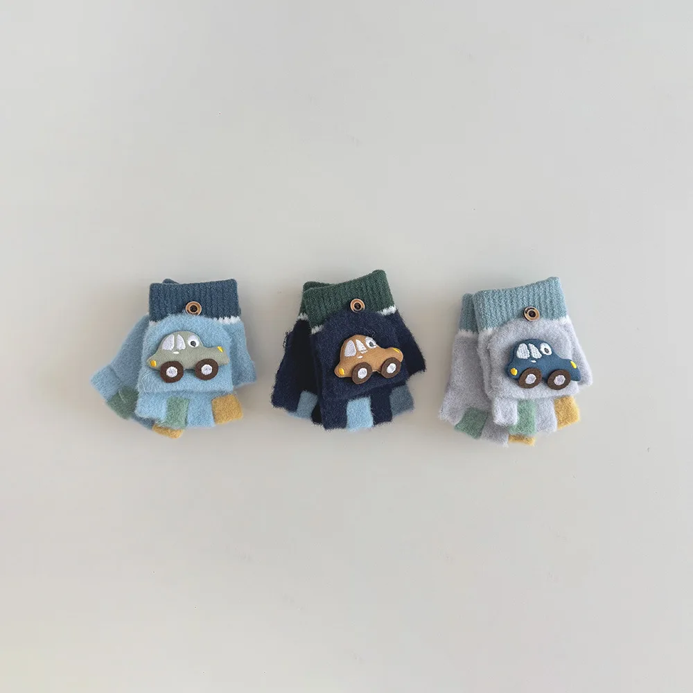 Guantes sobre la mano infantil