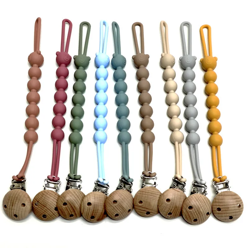Bebé usando la cadena de chupete antipérdida