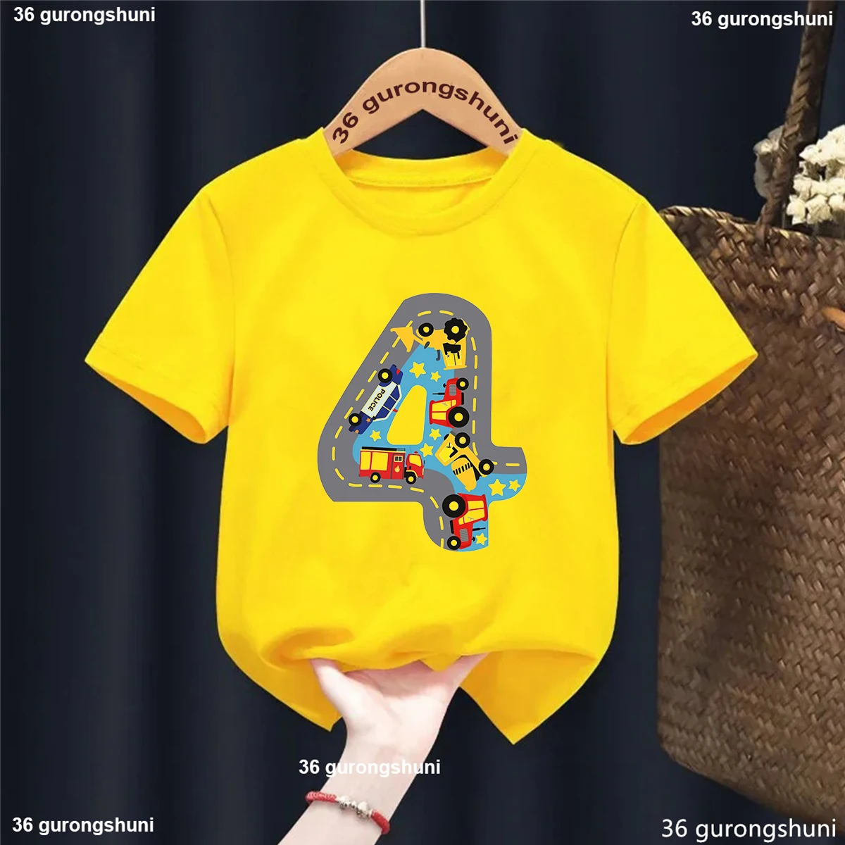 Vista frontal de la camiseta blanca con estampado infantil