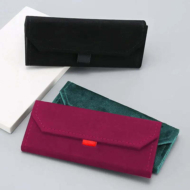 Estuche triangular plegable visto desde arriba en color rojo vino