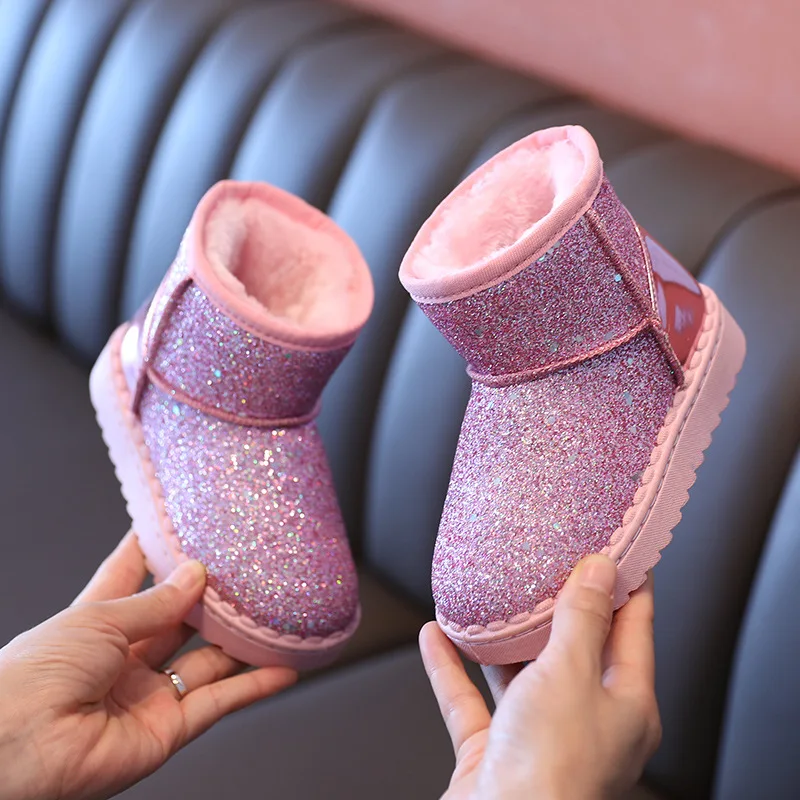 Detalle del cierre sin cordones y acabados brillante