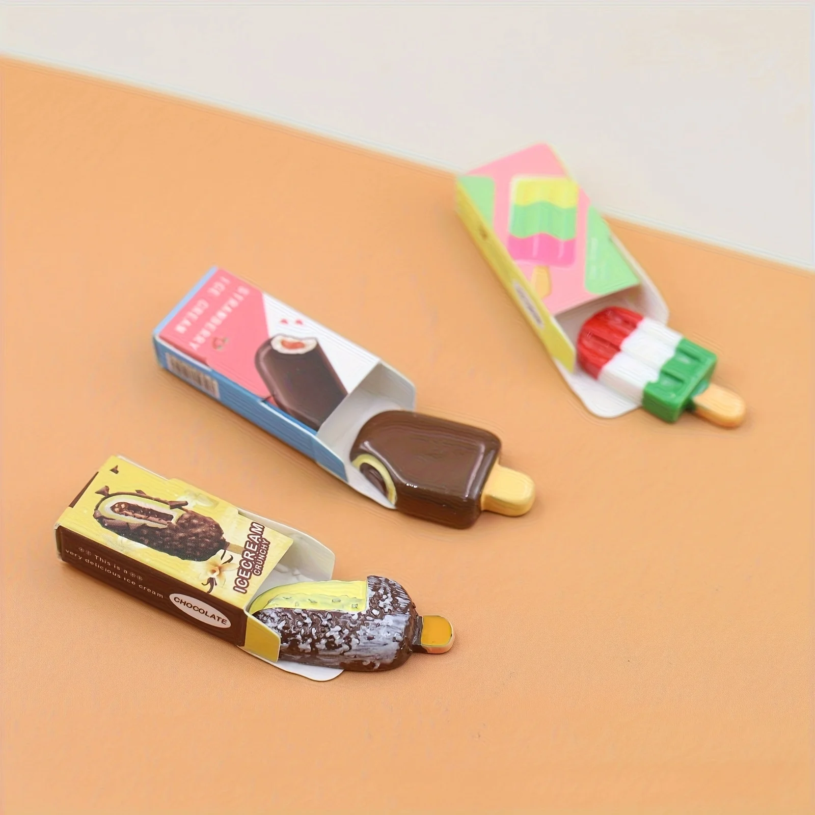 Detalle de los accesorios de comida en miniatura
