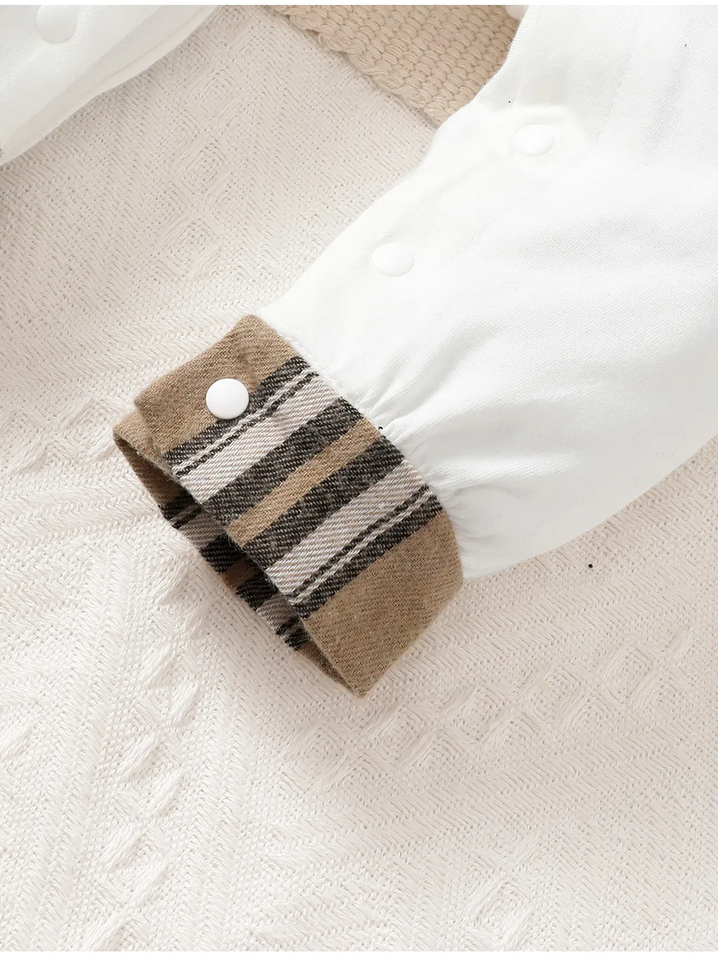 Bebé con el conjunto completo en setting formal, exteriores