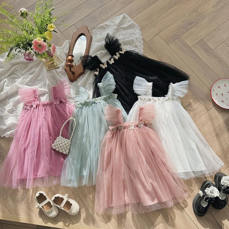 Vista frontal del vestido de malla rosa con falda de mariposa 3D