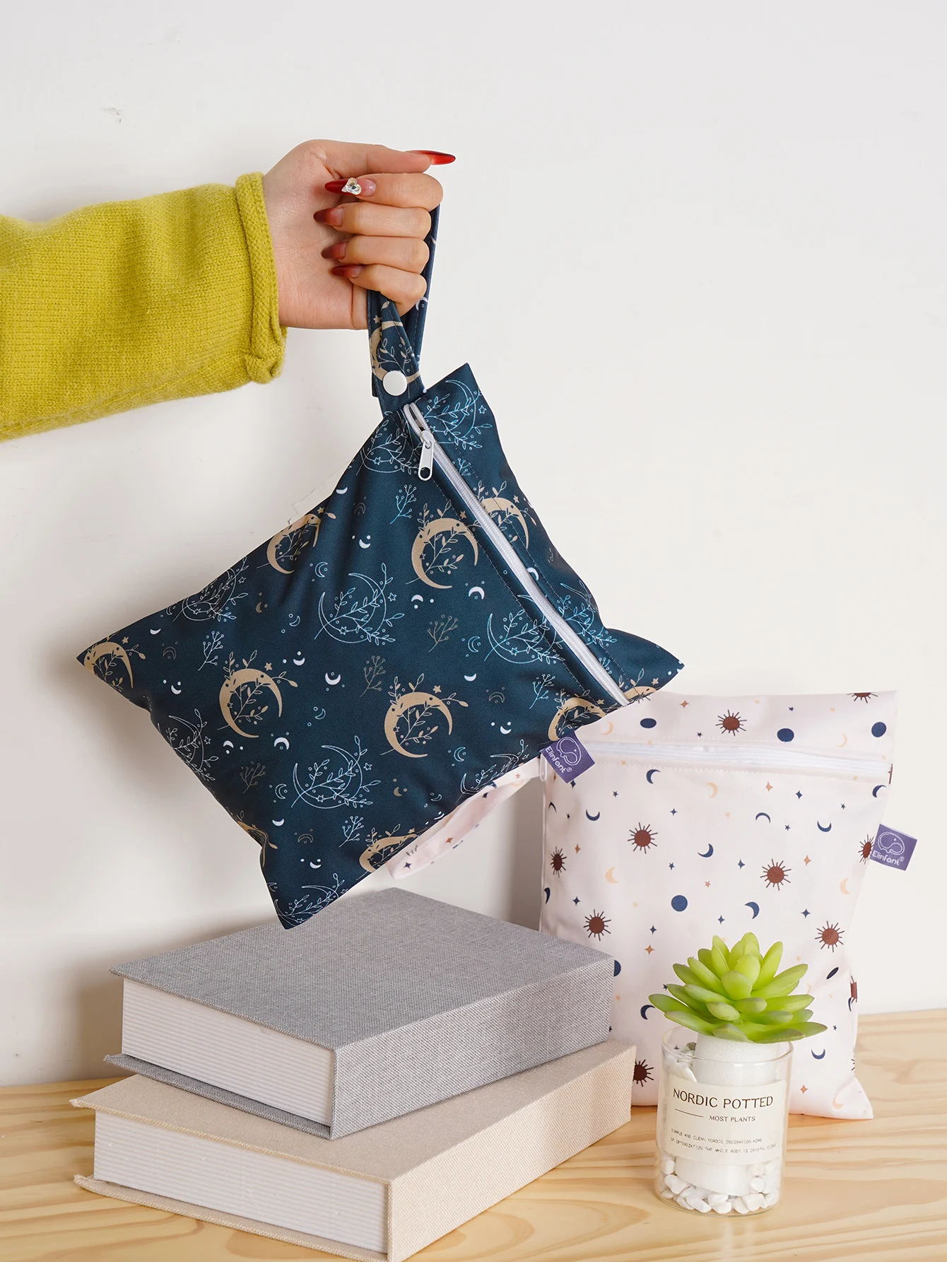 Bolsa impermeable PULabierta mostrando su interior espacioso