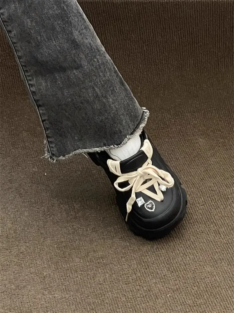Modelo en negro con estilo de plataforma