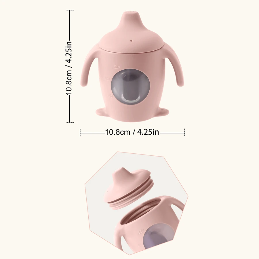 Niño bebiendo de la taza de silicona