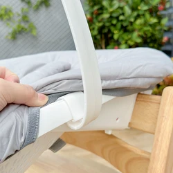 Trona de crecimiento Stoke con cesta y accesorios para bebé
