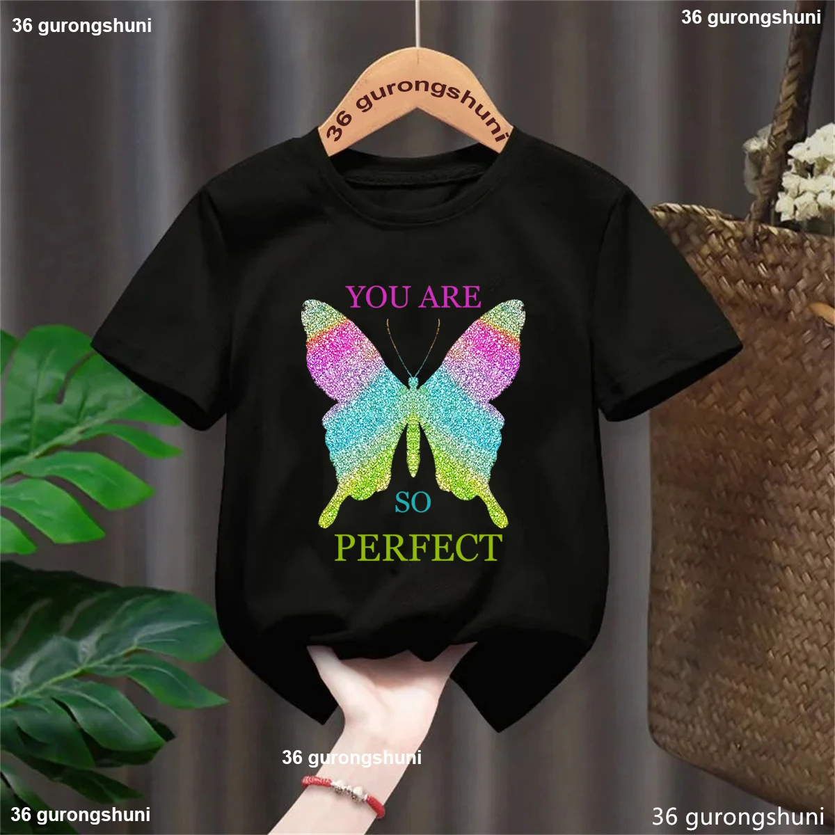 Camiseta niña con estampado de mariposas arcoíris - imagen 2