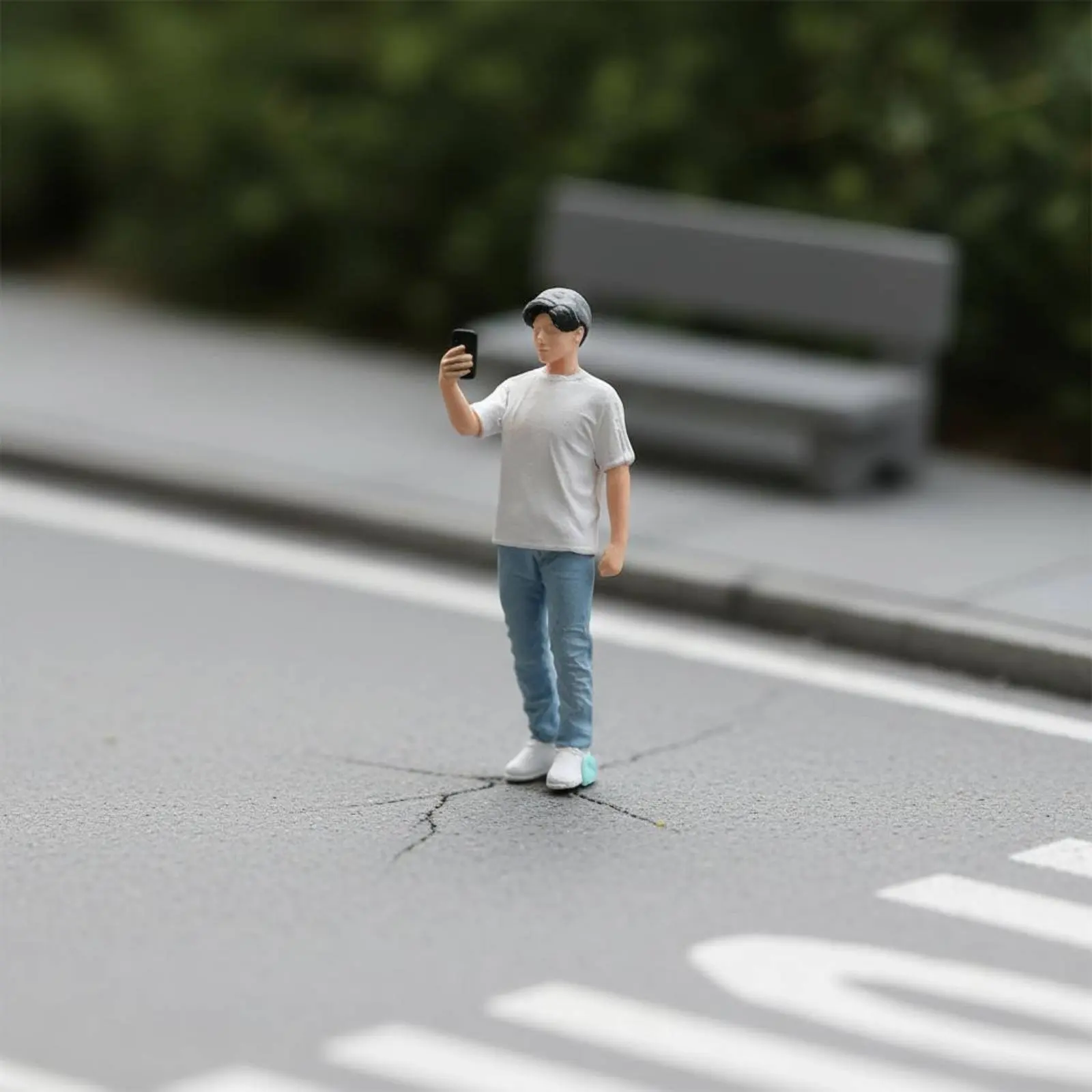 Figura miniatura niña con símbolo paz en resina muy detallada - imagen 2