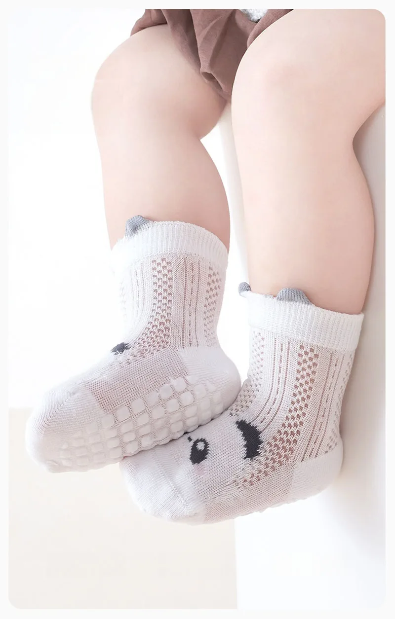 Detalle antideslizante en calcetines infantiles