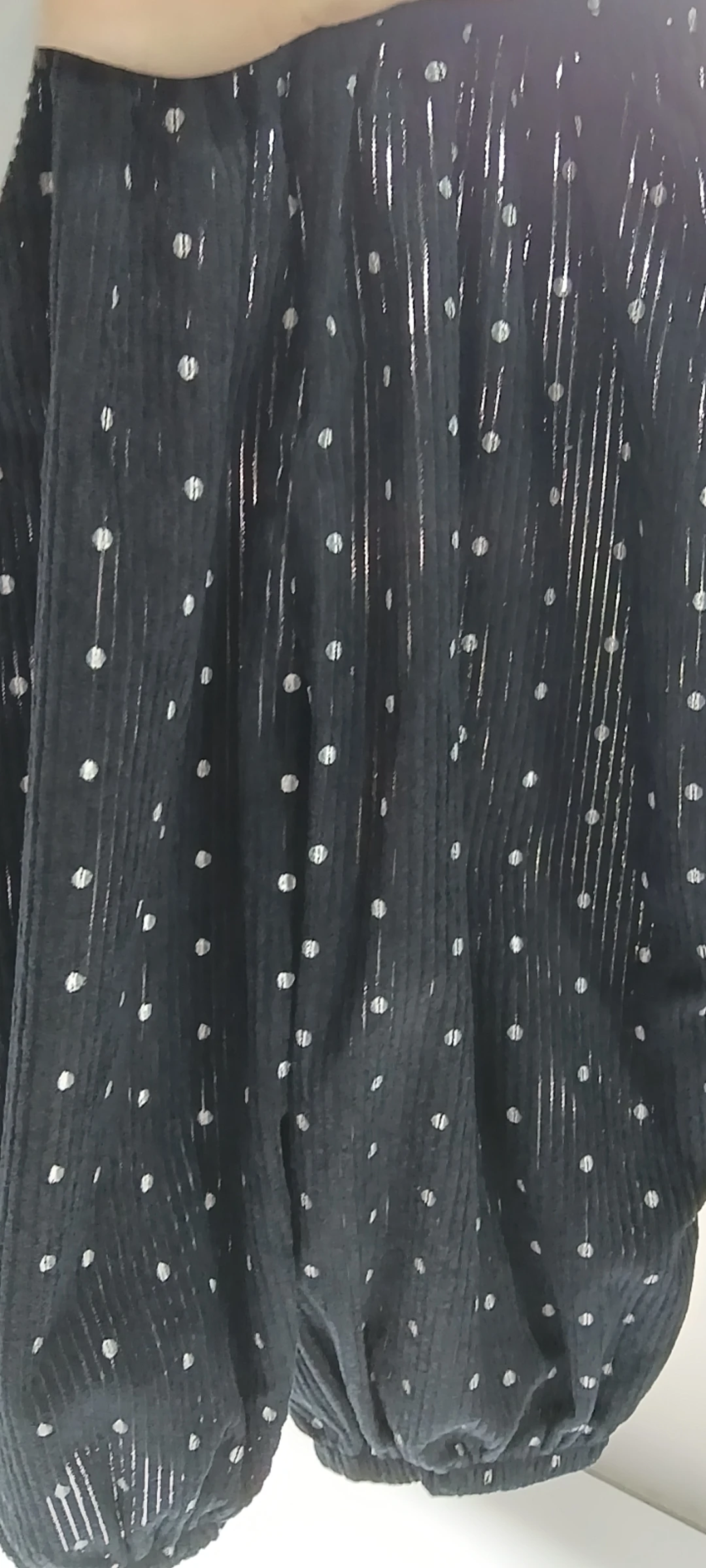 Detalle del estampado de lunares