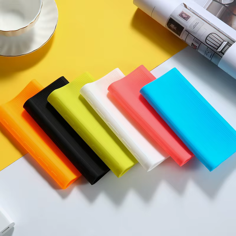 Funda aplicada al móvil mostrando los cortes para cámara
