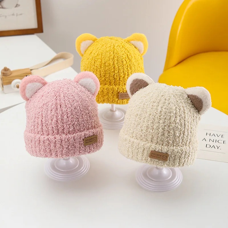 Detalle del gorro tipo tricot para proteger del viento