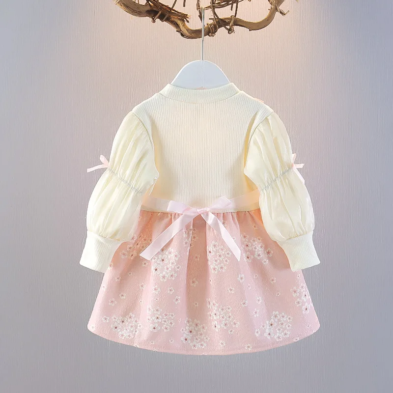Niña probándose el vestido