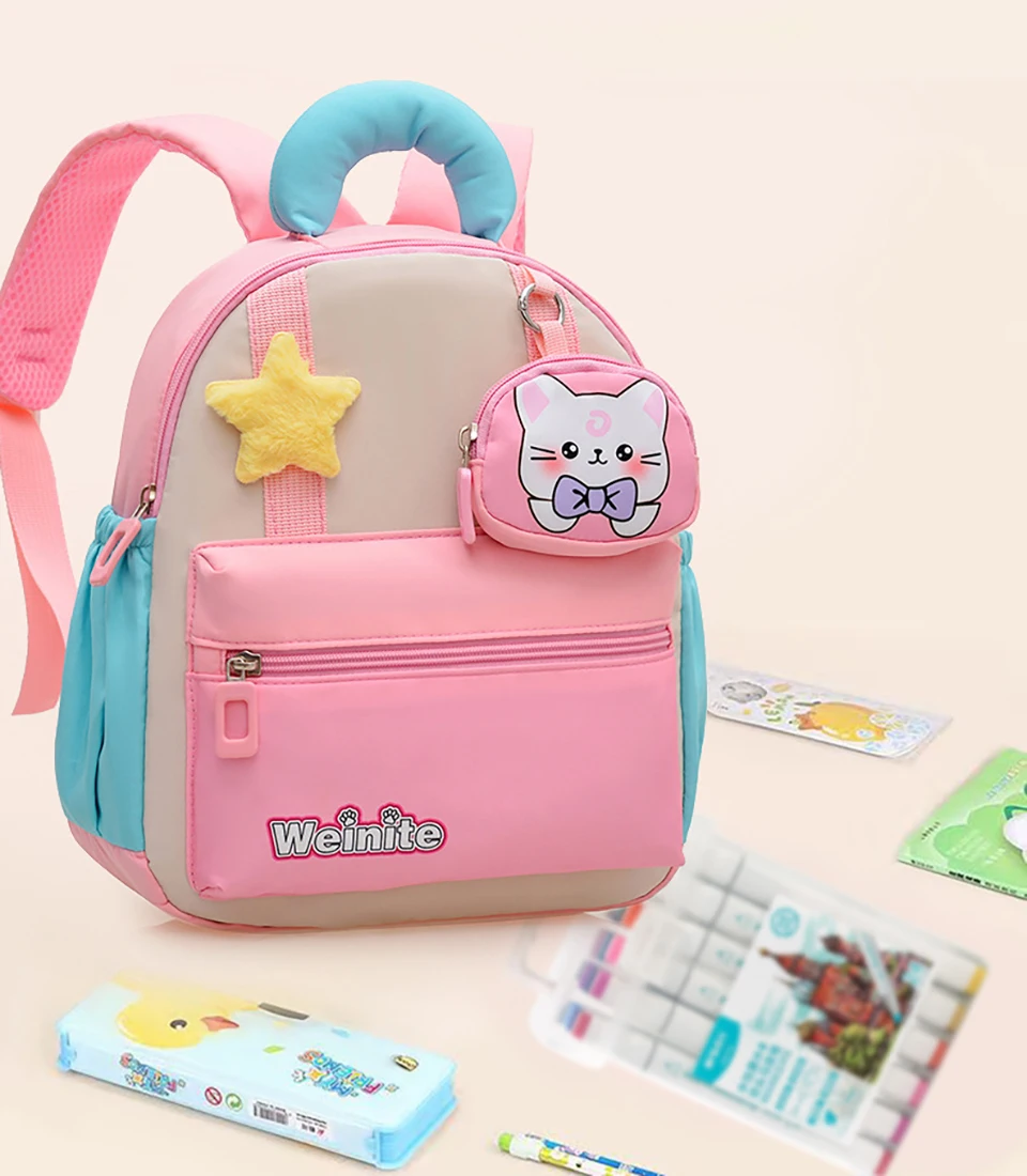 Mochila infantil con dibujos animados y colores contrastantes