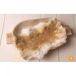 Set fotográfico de recién nacido con cesta y fondo de piel sintética