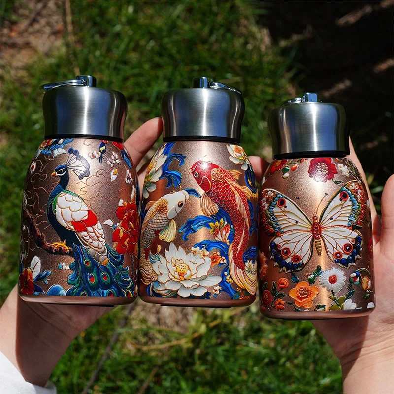 Detalle del vaso y diseño koi