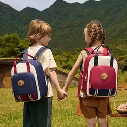Mochila infantil retro con bloques de color y emblema