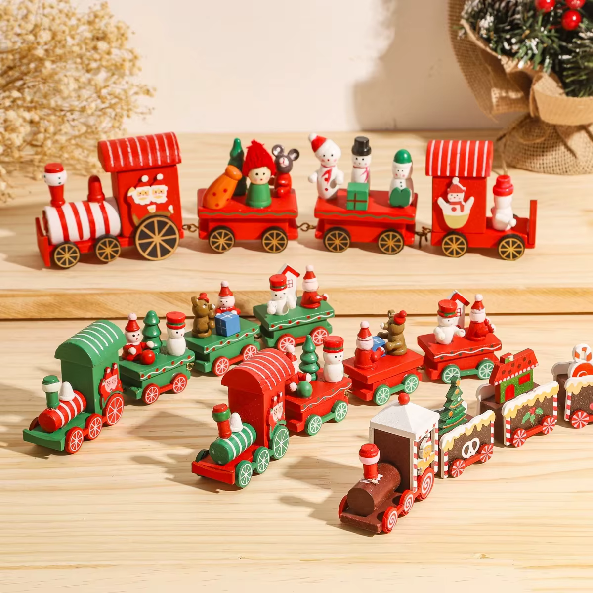 Detalle del tren de Navidad con acabados en madera y adornos cristalinos