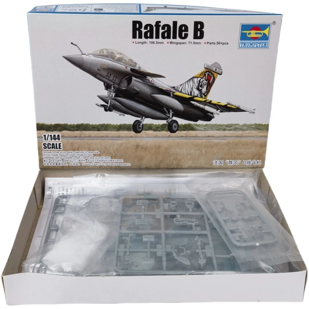 Modelo TRUMPETER Rafale B en escala 1/144 - vista frontal