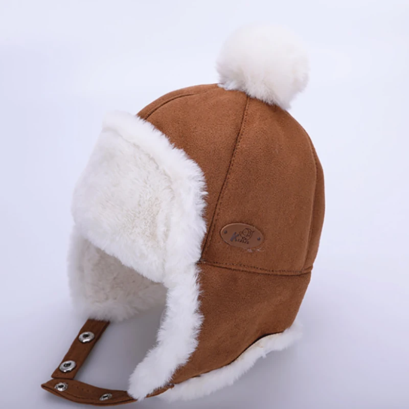 Gorro puesto en bebé sonriendo
