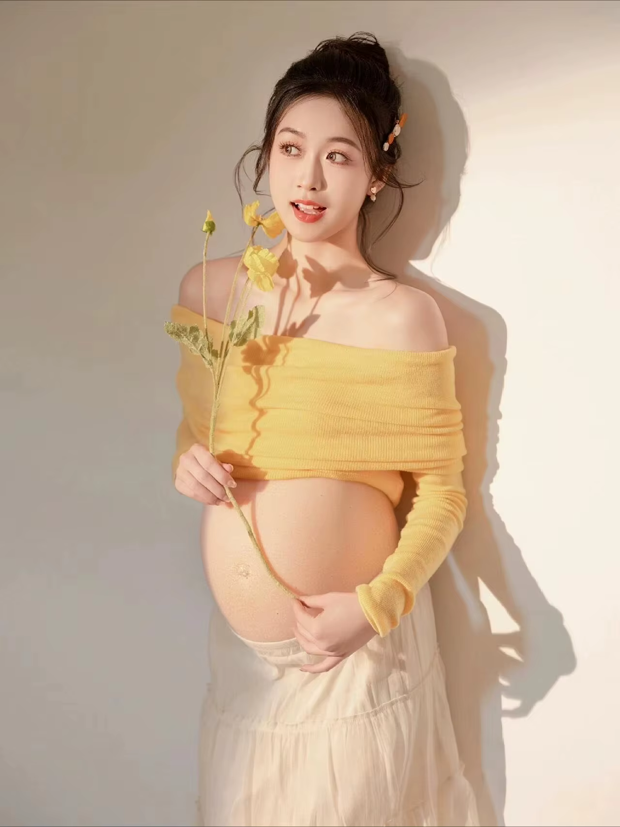Vestido premamá de punto con hombros descubiertos para otoño - imagen 4