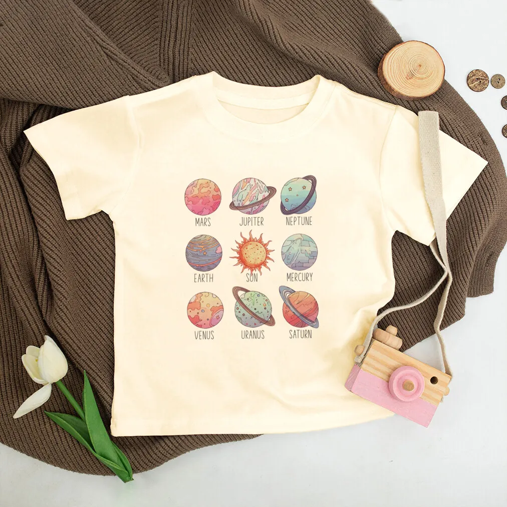 Camiseta infantil con estampado de planetas diseño espacial para niños - imagen 2