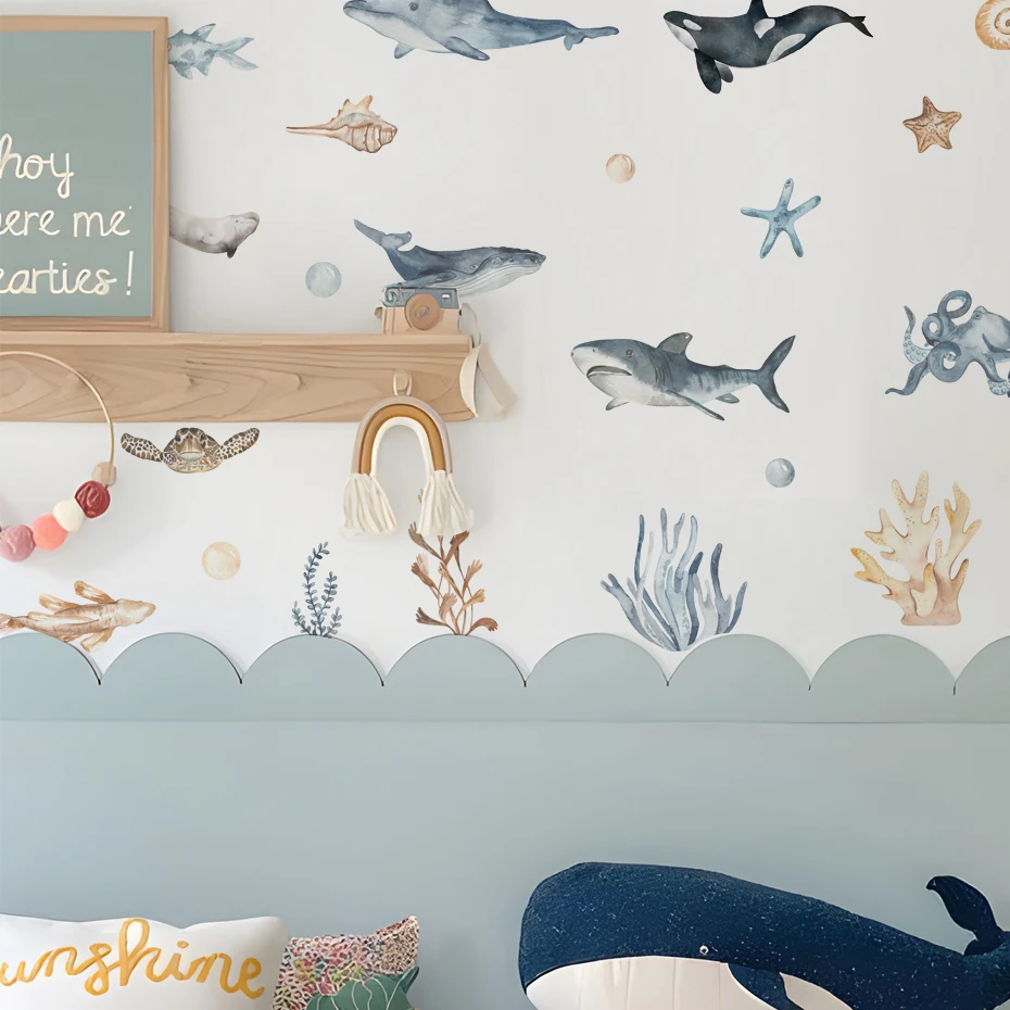 Aplicación en pared de habitación infantil con tema oceánico