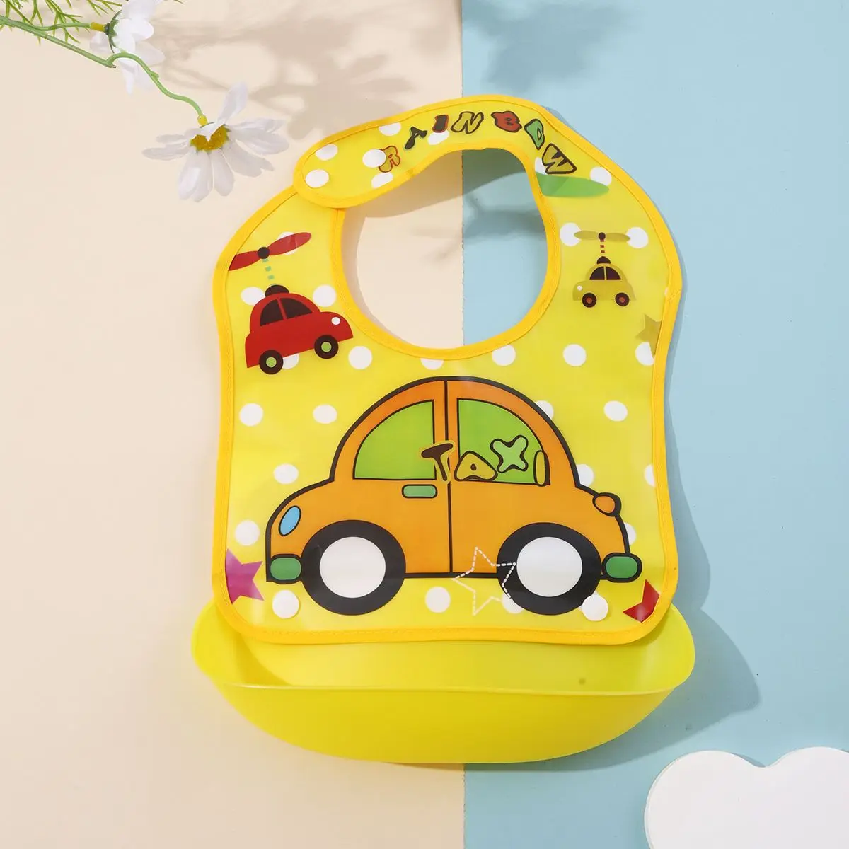 Babero impermeable para bebé con diseño funcional