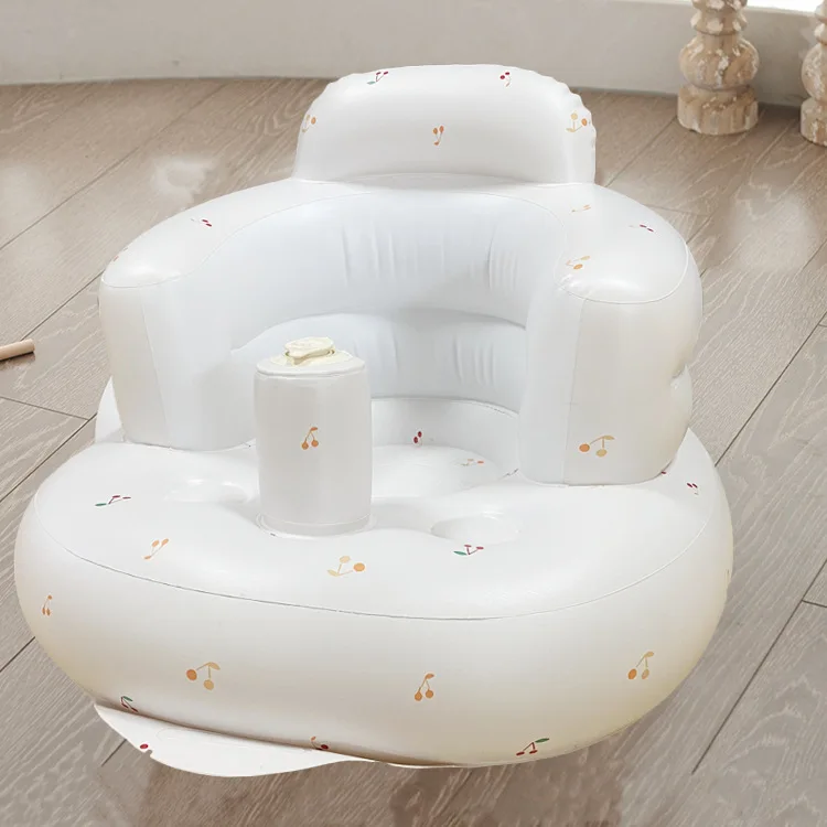 Bebé sentado cómodamente en el asiento inflable en posición de juego