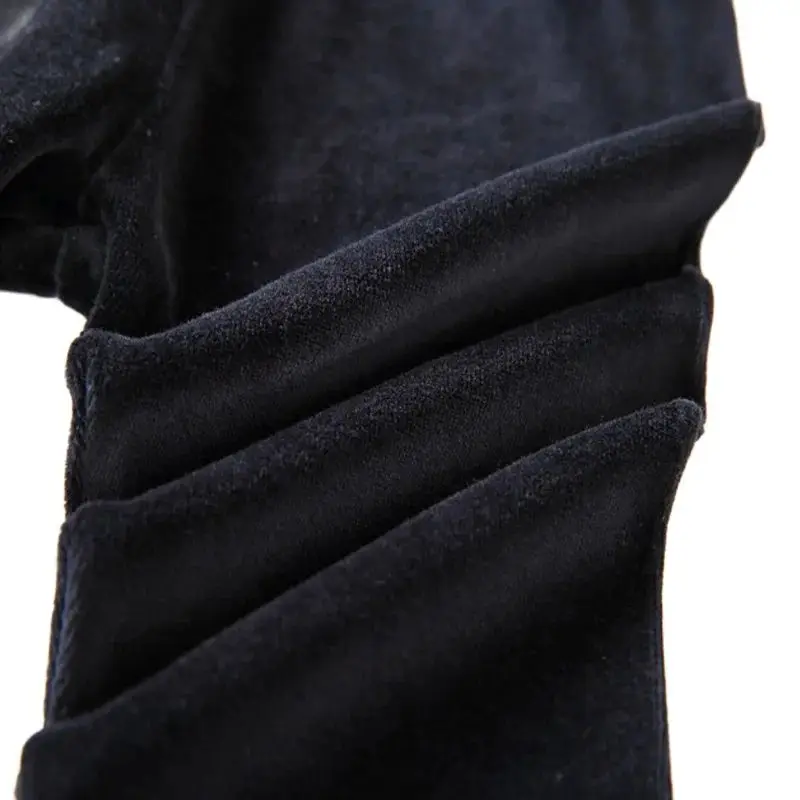 Conjunto pijama terciopelo bebé con apertura lateral negra - imagen 5