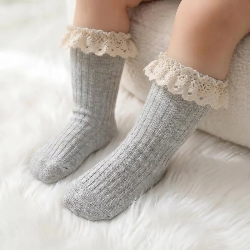 Calcetines largos con encaje y volantes para niñas de entretiempo