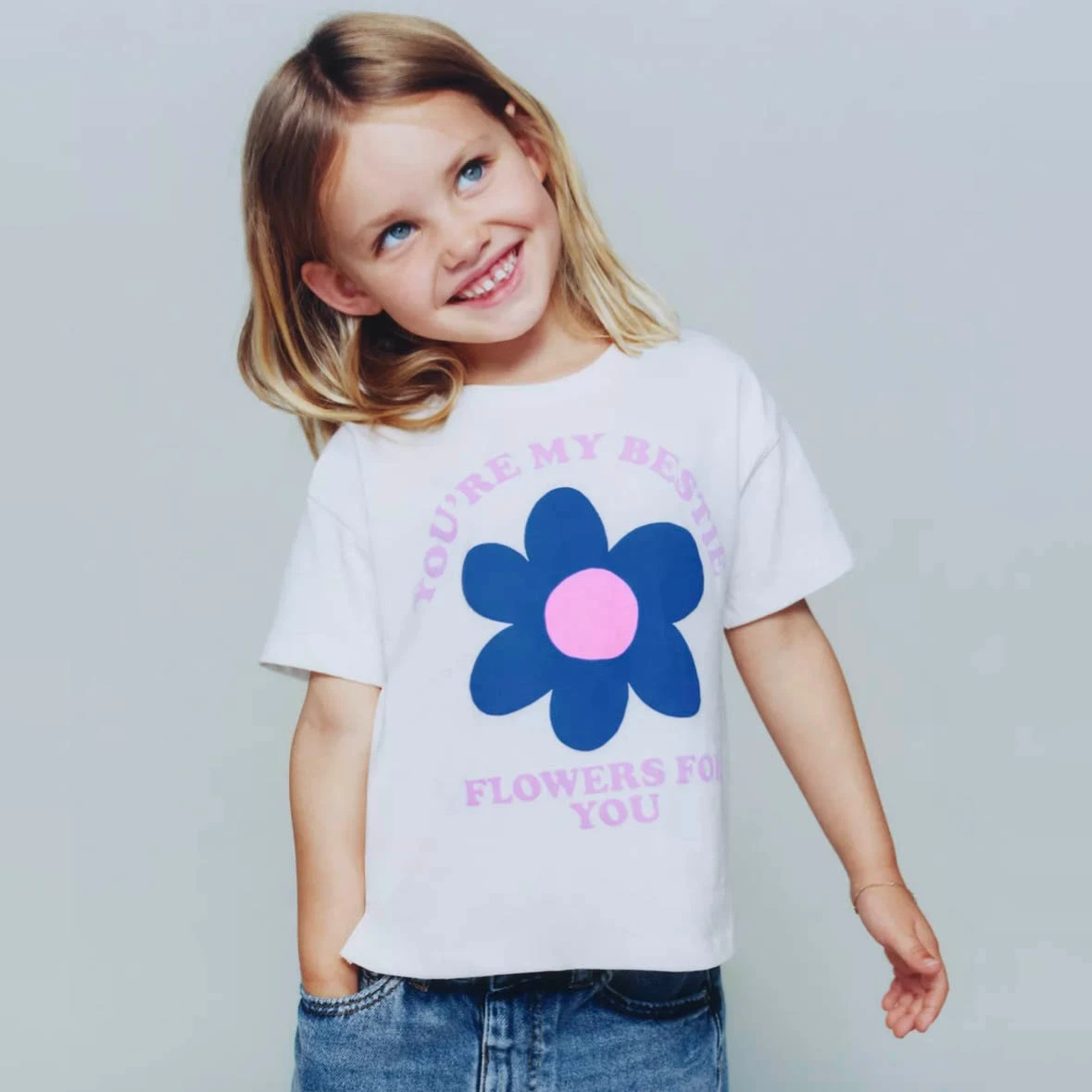 Detalle de la camiseta infantil de dibujos animados
