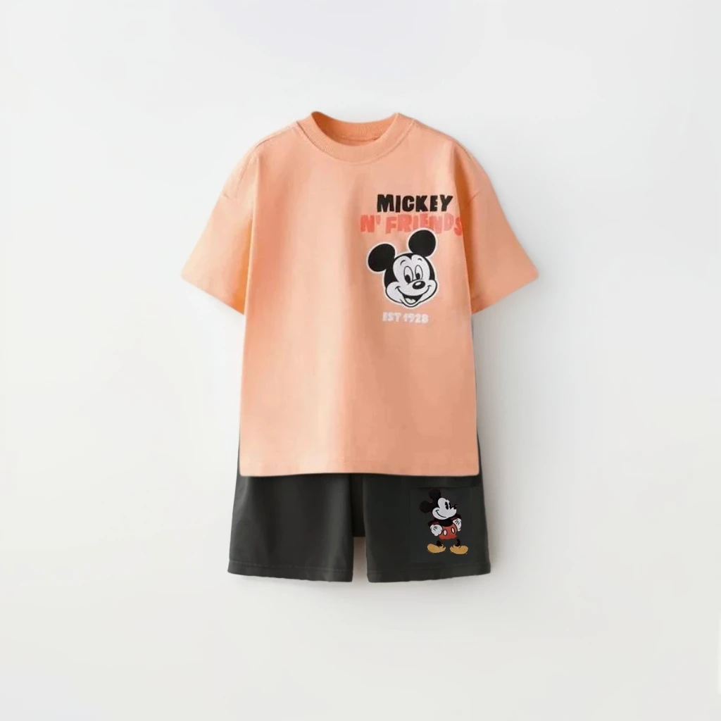 Detalle del estampado Disney y la combinación del conjunto